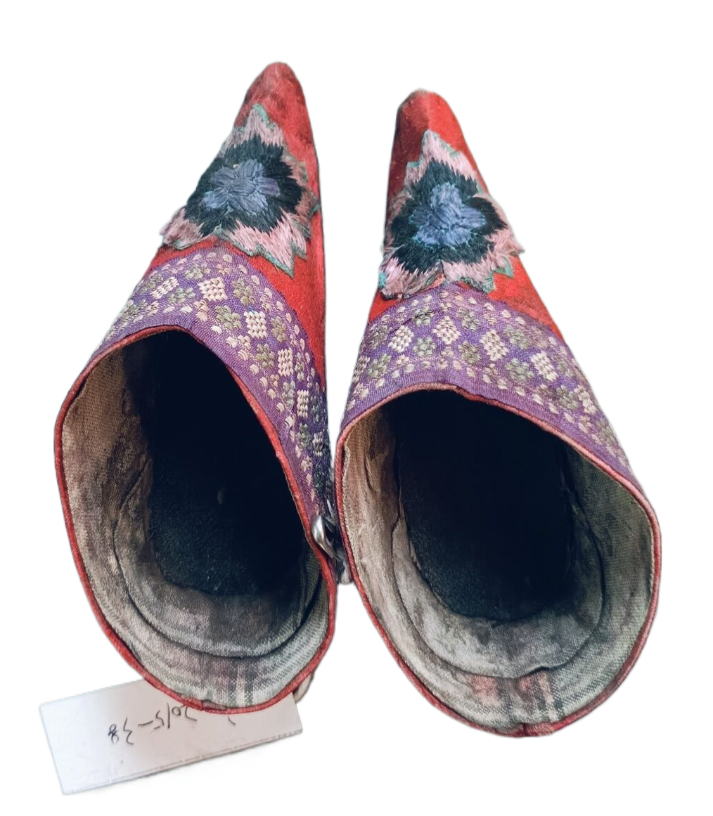 旧社会妇女红色绣花小脚鞋